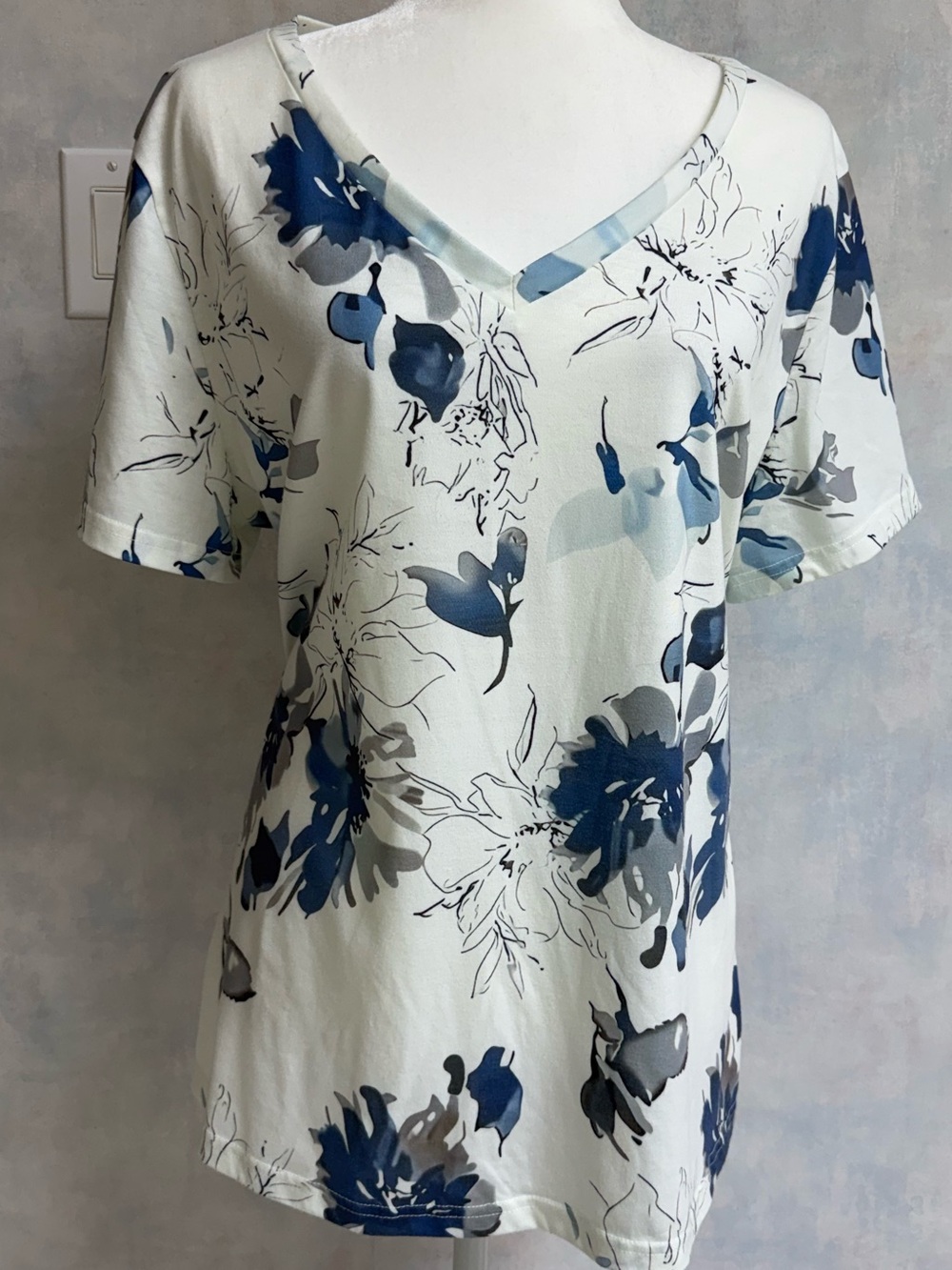 XXL Beautiful Blue Floral Printed V-Neck Short Sleeve Tee / Tunic.